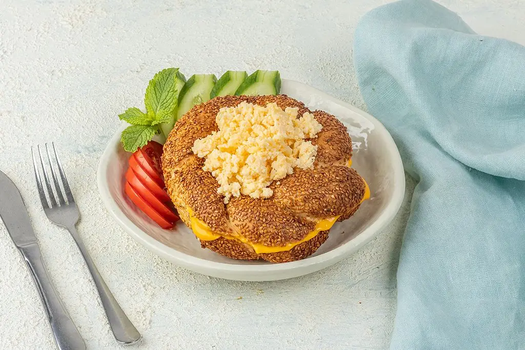 Simit with Eggs